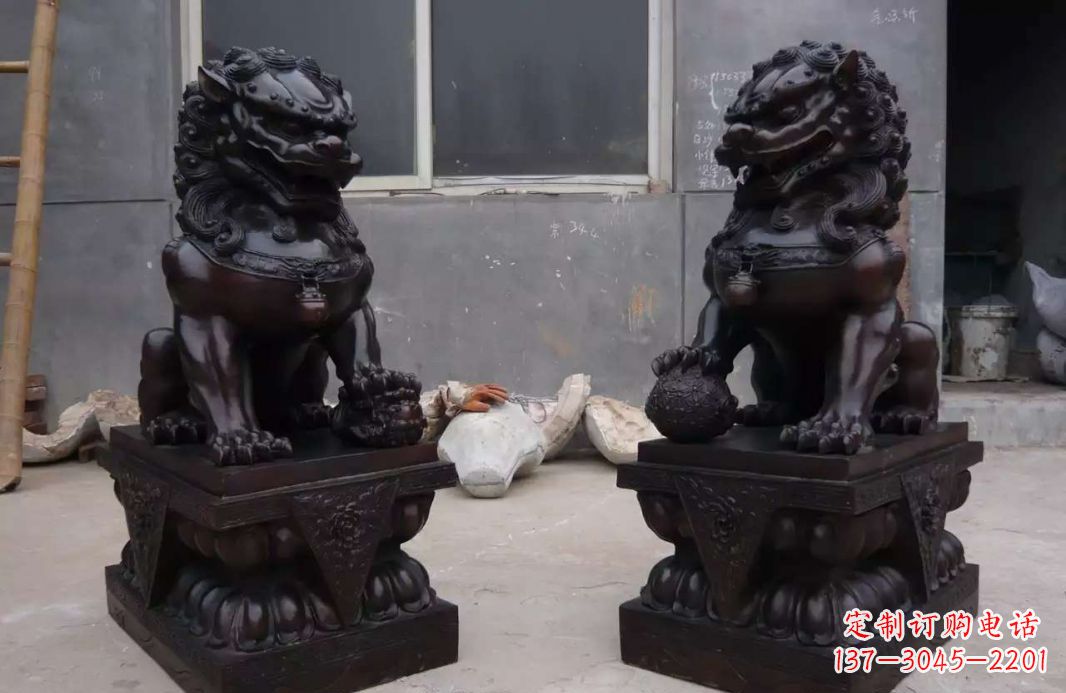 江西狮子踩球铜雕