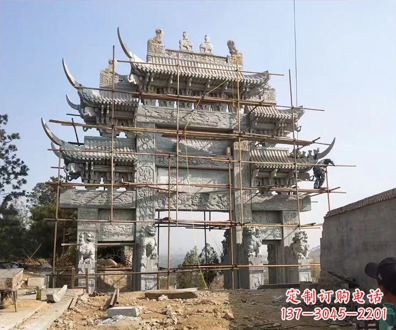 江西石牌坊外东侧的龙凤雕塑