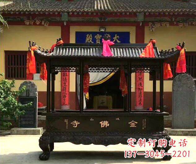 江西双兽头三足雕花铜香炉