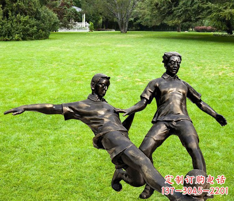江西踢足球的人物铜雕