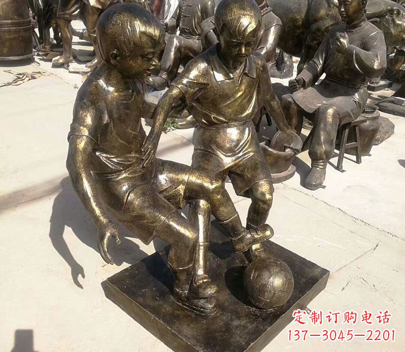 江西踢足球的儿童铜雕