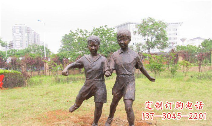 江西踢足球公园人物铜雕 (2)