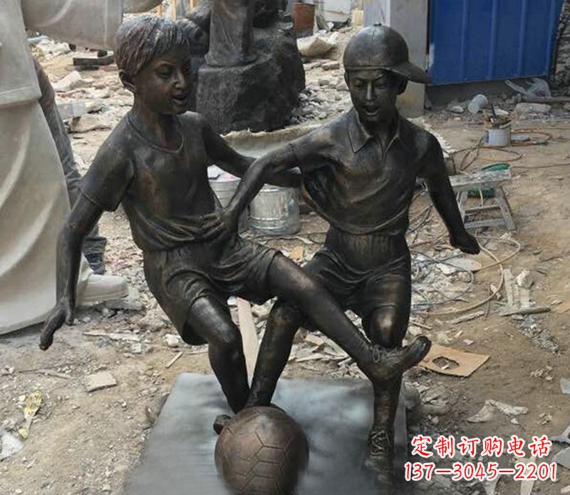 江西踢足球公园人物铜雕