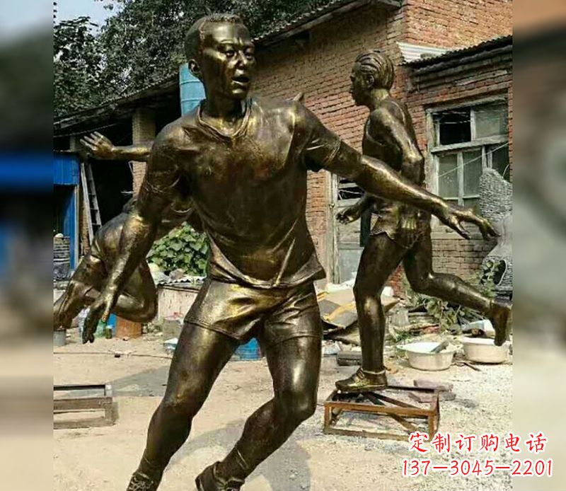 江西踢足球广场人物铜雕