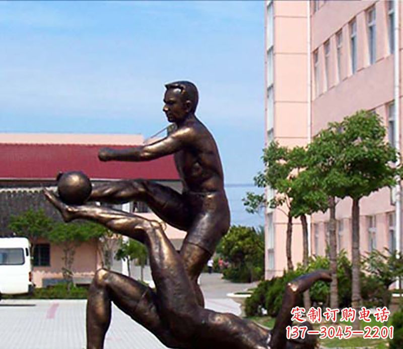 江西踢足球人物广场小品铜雕