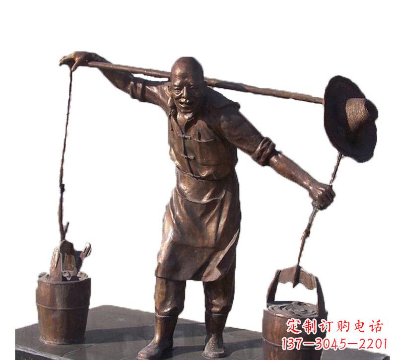 江西挑扁担的老人铜雕