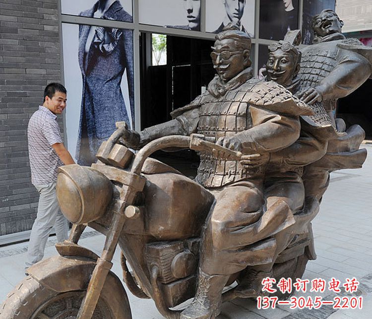 江西铜雕街头骑摩托人物雕塑