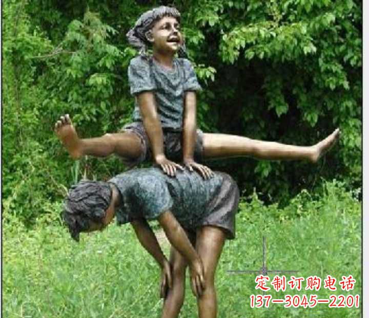 江西玩跳山羊的儿童铜雕