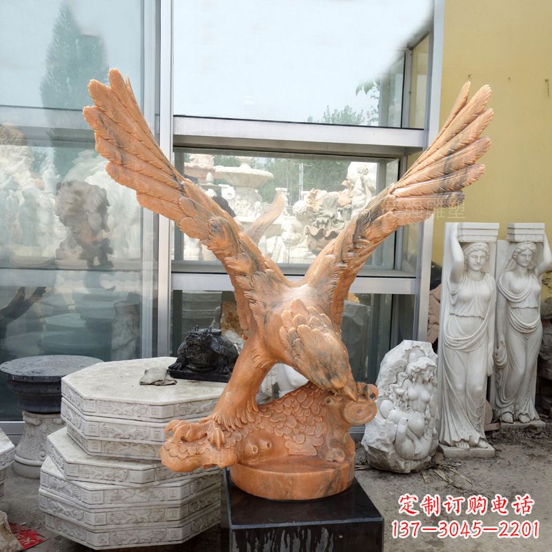 江西晚霞红老鹰石雕塑