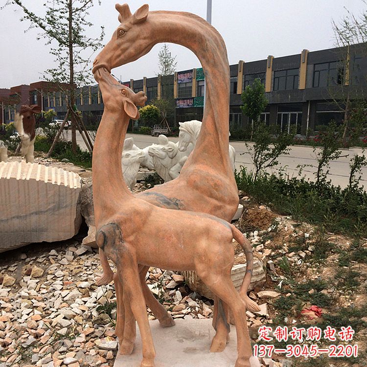 江西晚霞红石雕长颈鹿-校园公园母子亲情景观雕塑
