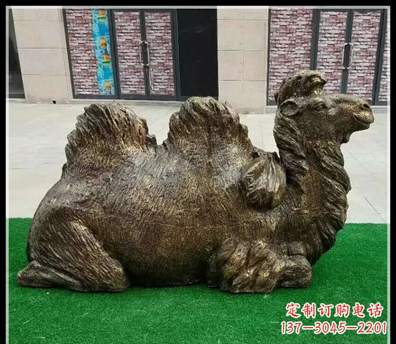 江西卧在草地的骆驼铜雕