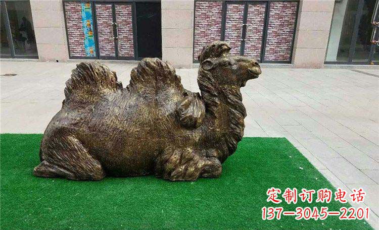 江西卧着的骆驼动物铜雕