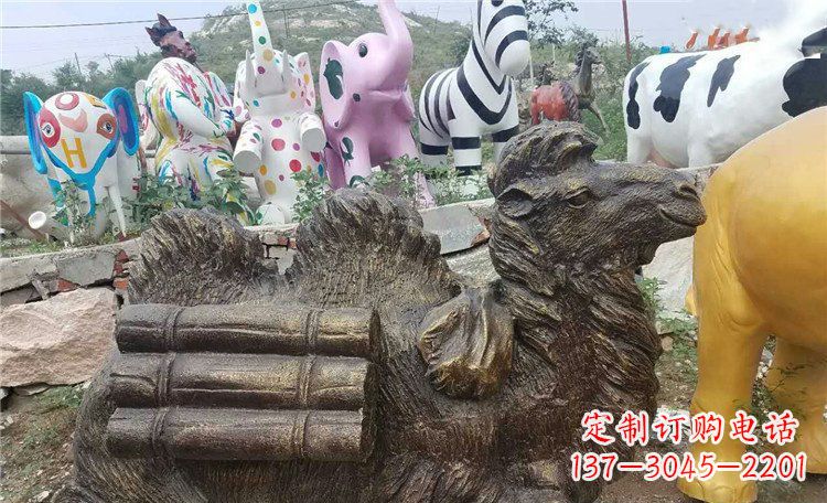 江西卧着的骆驼动物铜雕 (2)