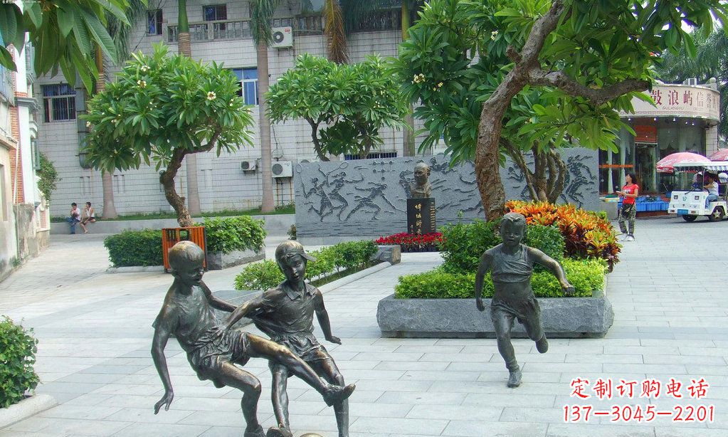 江西小孩踢足球铜雕