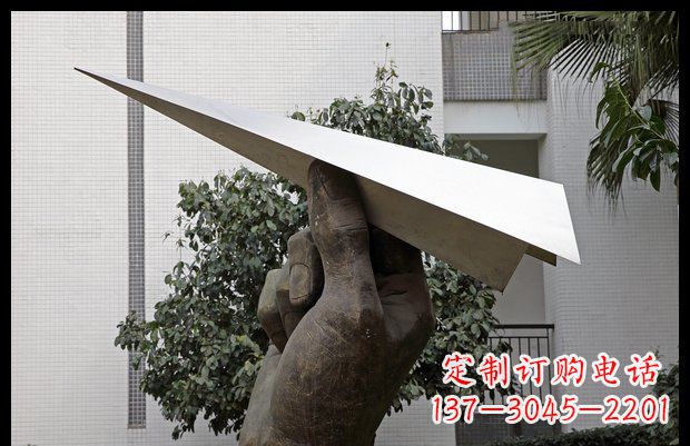 江西小区不锈钢手拿纸飞机雕塑