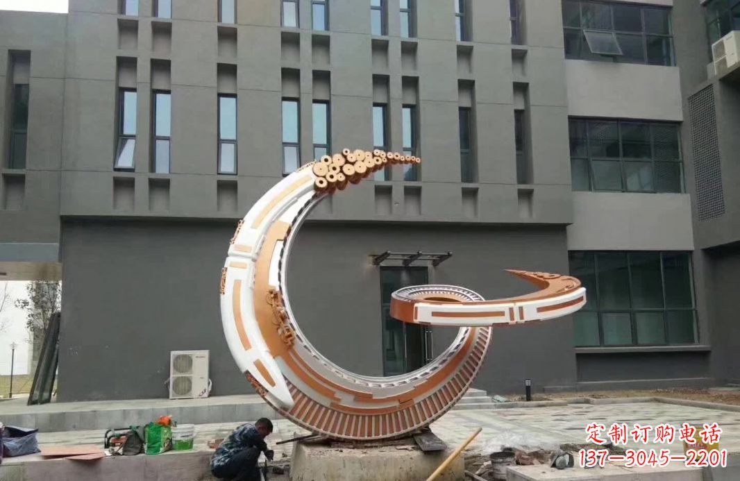 江西小区抽象不锈钢月亮雕塑