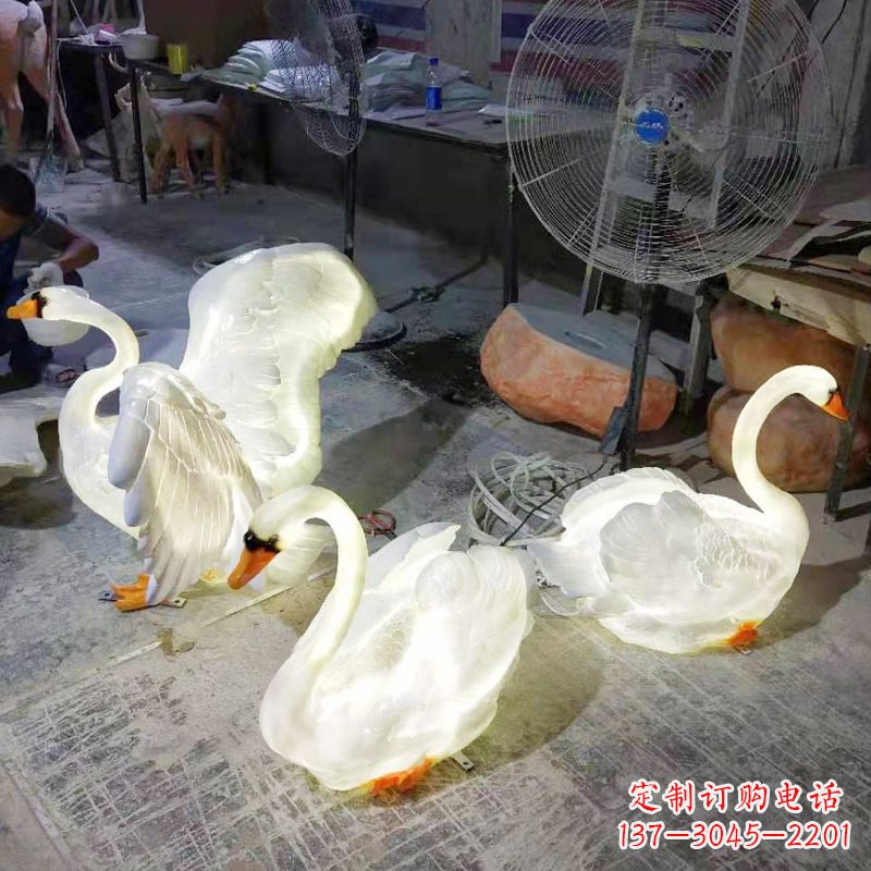 江西小区园林草坪发光天鹅景观雕塑摆件