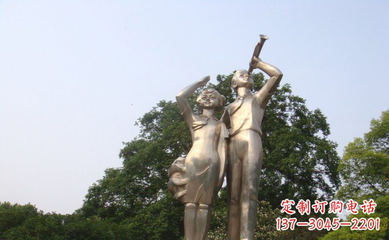 江西校园吹军号敬礼的小学生人物景观铜雕