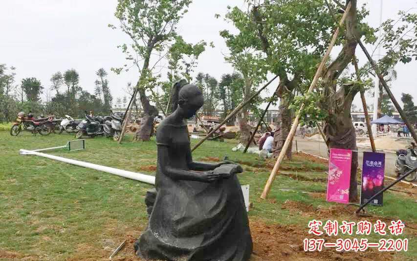 江西校园看书女孩雕塑