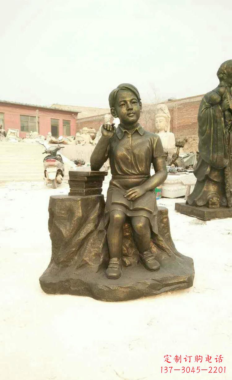 江西校园看书思考的学生铜雕