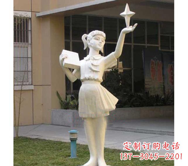 江西校园拿书本的小学生石雕