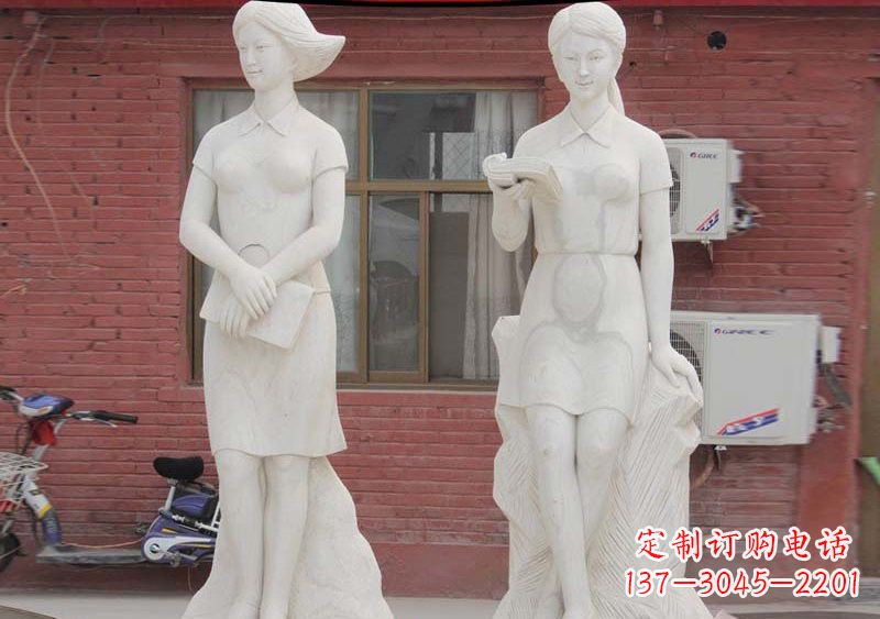 江西校园拿书本的学生石雕