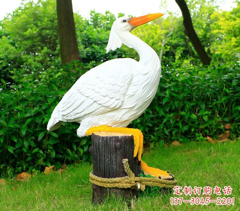 江西一男一女抱一只鸽子雕像