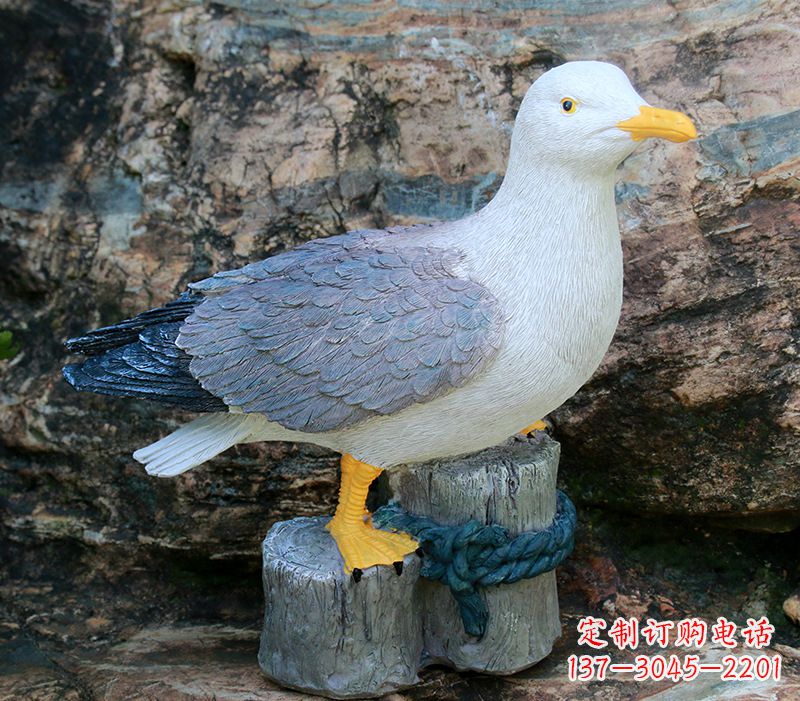 江西一手托鸽子 一手拿书本的雕塑像