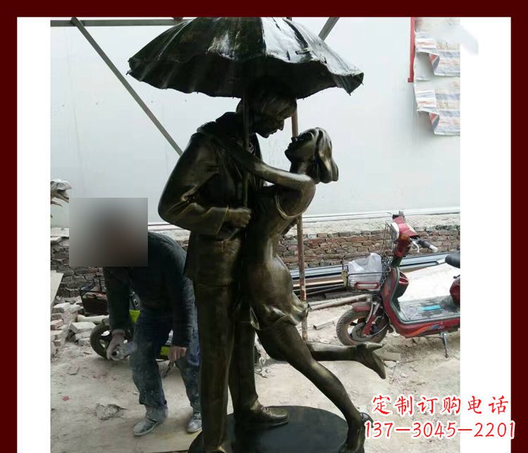 江西雨伞下拥抱的情侣铜雕
