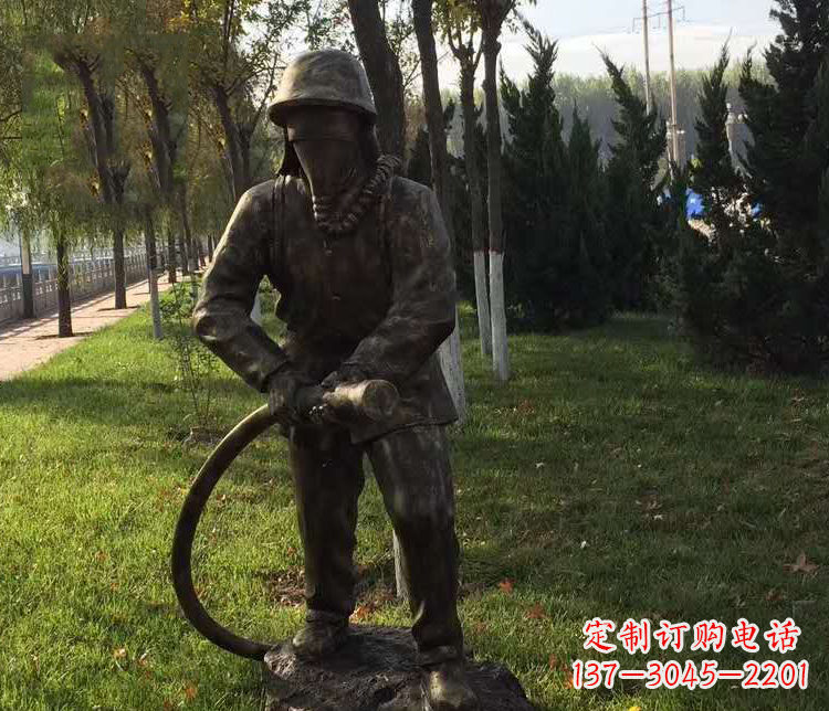 江西公园灭火的消防员铜雕