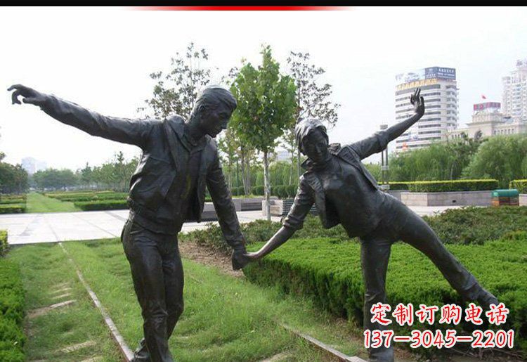 江西走铁轨的情侣铜雕