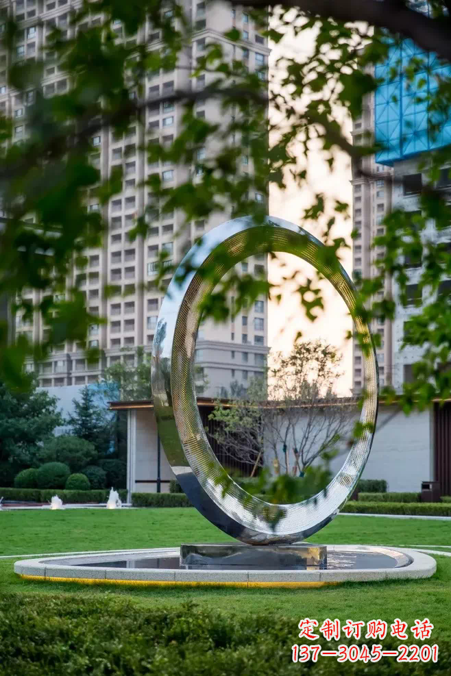 江西圆环雕塑-别墅草坪不锈钢镜面大型户外景观圆环雕塑